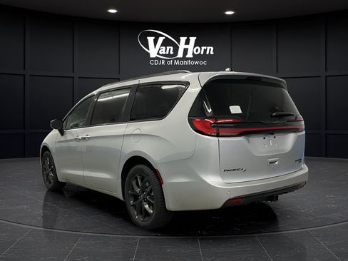 New 2026 Chrysler Pacifica Limited w/ S Appearance Package AWD/4WD image 3