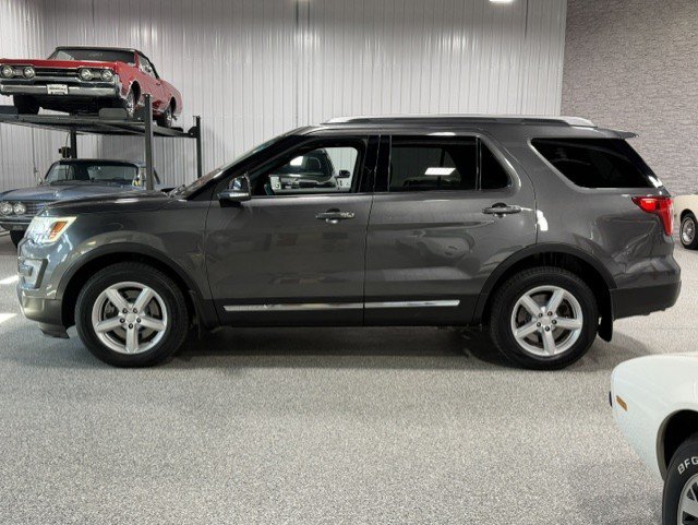 Used 2017 Ford Explorer XLT AWD/4WD image 2