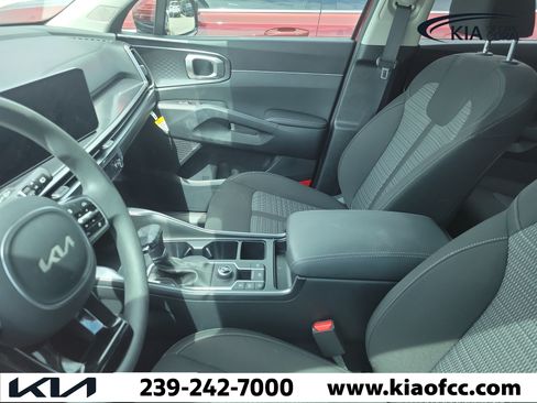 Certified 2025 Kia Sorento LX FWD image 6