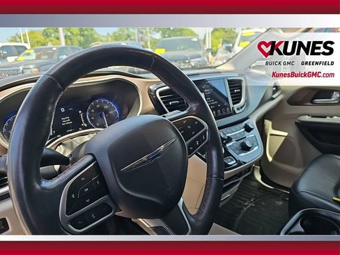 Used 2018 Chrysler Pacifica Touring-L w/ Advanced Safetytec Group FWD image 13