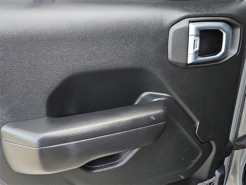 Used 2021 Jeep Gladiator Willys image 17