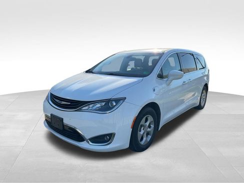 Used 2018 Chrysler Pacifica Touring Plus FWD image 4