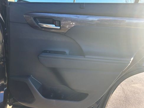 Used 2026 Toyota Highlander Platinum image 26