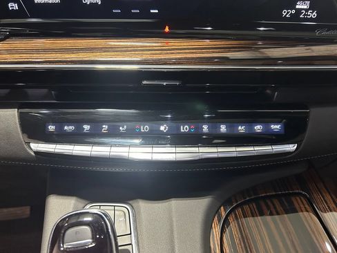 Used 2023 Cadillac Escalade Premium Luxury AWD/4WD image 28