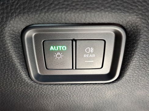 Used 2025 Porsche Cayenne image 35