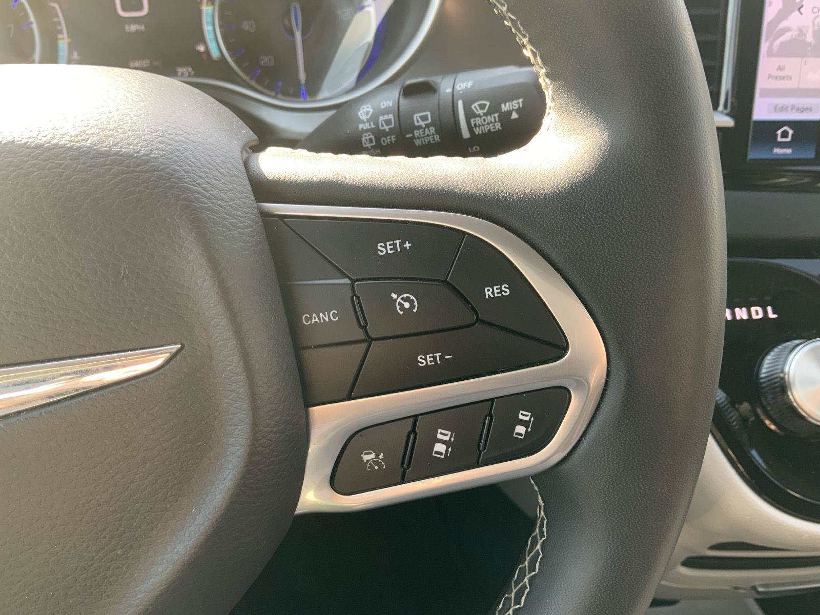 Used 2024 Chrysler Pacifica Touring-L FWD image 24