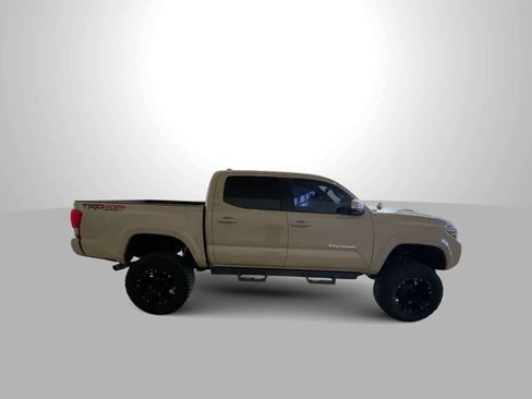 Used 2017 Toyota Tacoma TRD Sport w/ Tow Package (A/T) image 9