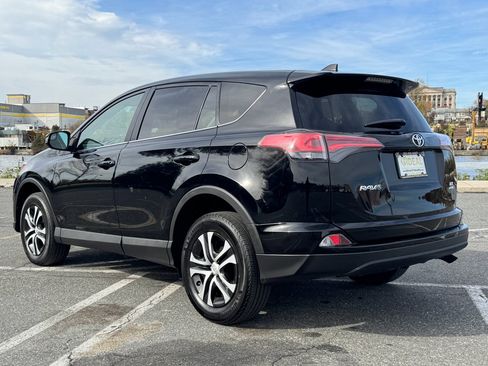 Used 2018 Toyota RAV4 LE image 4