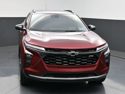 Used 2024 Chevrolet Trax RS w/ Sunroof Package FWD image 2