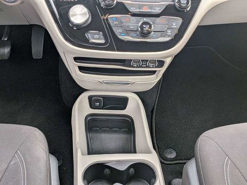 Certified 2022 Chrysler Voyager LX FWD image 19