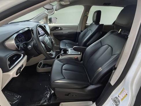 Used 2024 Chrysler Pacifica Touring-L FWD image 18
