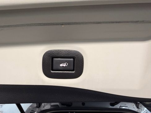 Used 2018 Nissan Rogue SV image 38