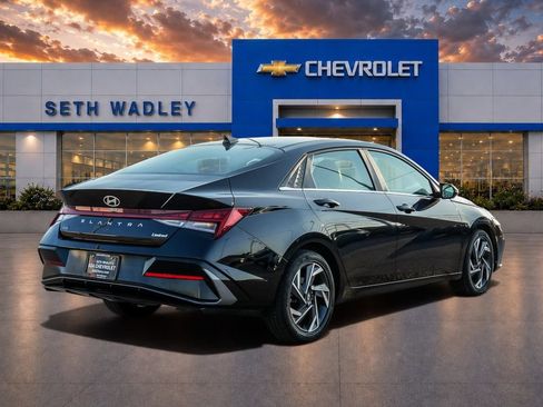 Used 2025 Hyundai Elantra Limited FWD image 7