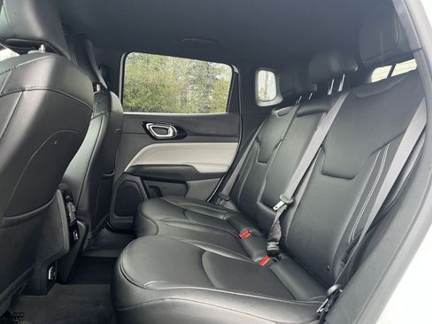 Used 2025 Jeep Compass Limited image 28
