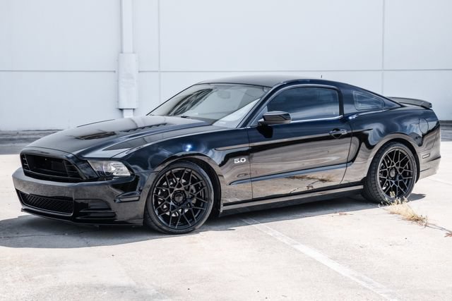 Used 2014 Ford Mustang GT Premium w/ Comfort Package RWD image 28