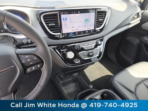 Used 2024 Chrysler Pacifica Touring-L w/ S Appearance Package image 25