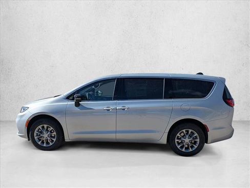 New 2026 Chrysler Pacifica Limited AWD/4WD image 9