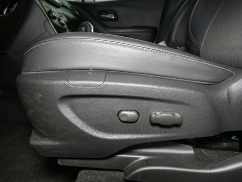 Used 2022 Chevrolet Trax LT w/ LT Convenience Package AWD/4WD image 32