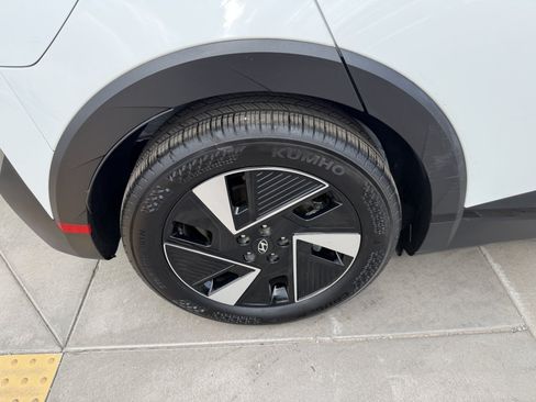 Used 2025 Hyundai Ioniq 5 SE RWD image 15