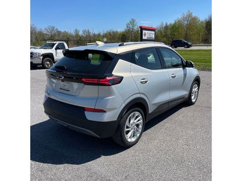 Used 2023 Chevrolet Bolt EUV LT w/ Driver Confidence Package FWD image 3