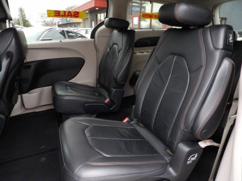 Used 2017 Chrysler Pacifica Touring-L w/ Tire & Wheel Group image 9