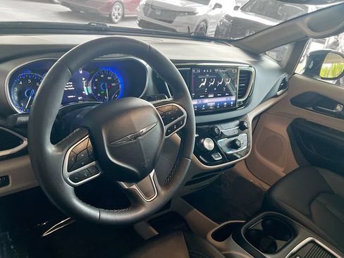 Used 2024 Chrysler Pacifica Touring-L FWD image 11