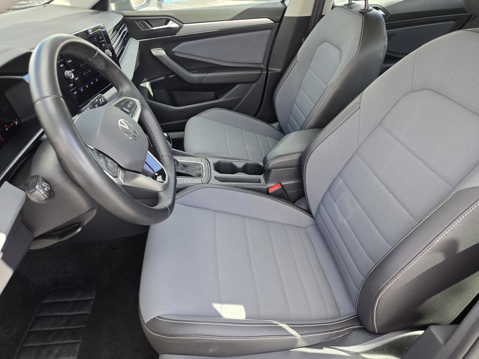 Used 2025 Volkswagen Jetta SE FWD image 21