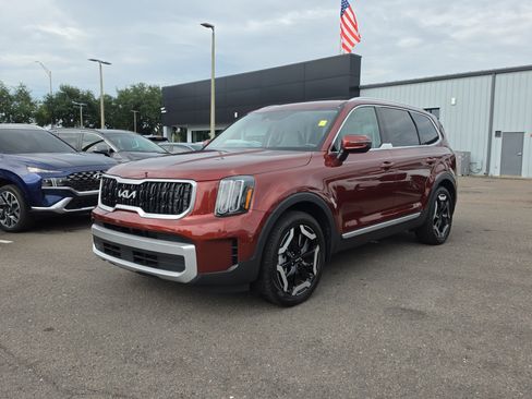 Certified 2024 Kia Telluride EX w/ EX Captain's Chair Package FWD image 3