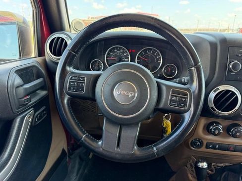 Used 2012 Jeep Wrangler Unlimited Rubicon w/ Connectivity Group AWD/4WD image 9