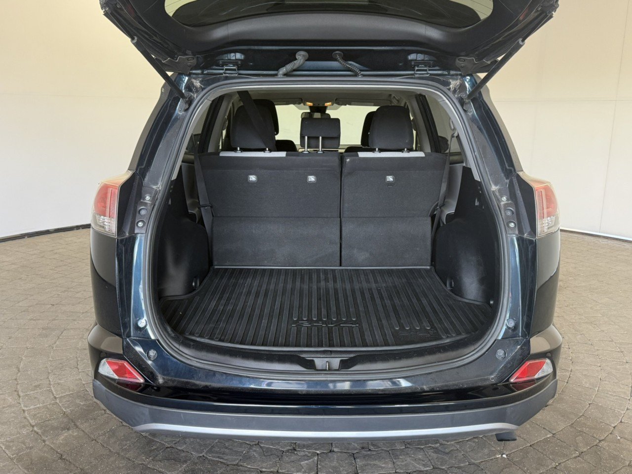 Used 2018 Toyota RAV4 XLE w/ Plus Extra Value Package AWD/4WD image 7