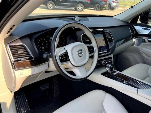 Used 2017 Volvo XC90 T6 Momentum w/ Vision Package image 17