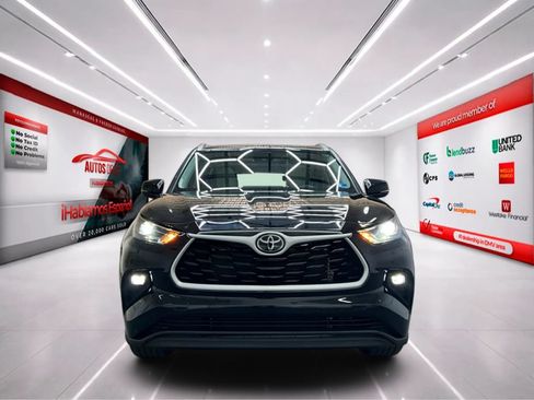 Used 2025 Toyota Highlander XLE FWD image 2