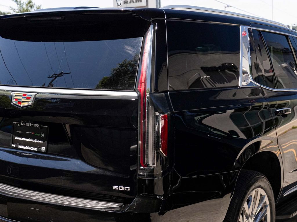 Used 2024 Cadillac Escalade Premium Luxury AWD/4WD image 38