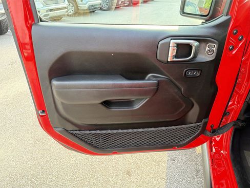 Used 2025 Jeep Wrangler Unlimited Rubicon 4xe w/ Safety Group AWD/4WD image 9