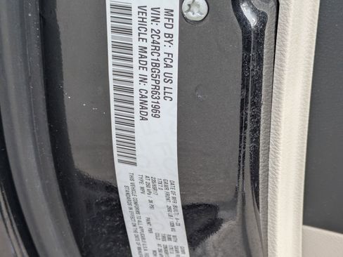 Used 2023 Chrysler Pacifica Touring-L image 38