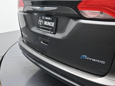 Used 2017 Chrysler Pacifica Platinum image 36