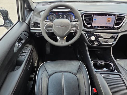 Used 2026 Chrysler Pacifica Limited FWD image 13