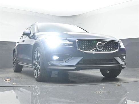 Used 2022 Volvo V60 T5 Cross Country w/ Advanced Package image 35