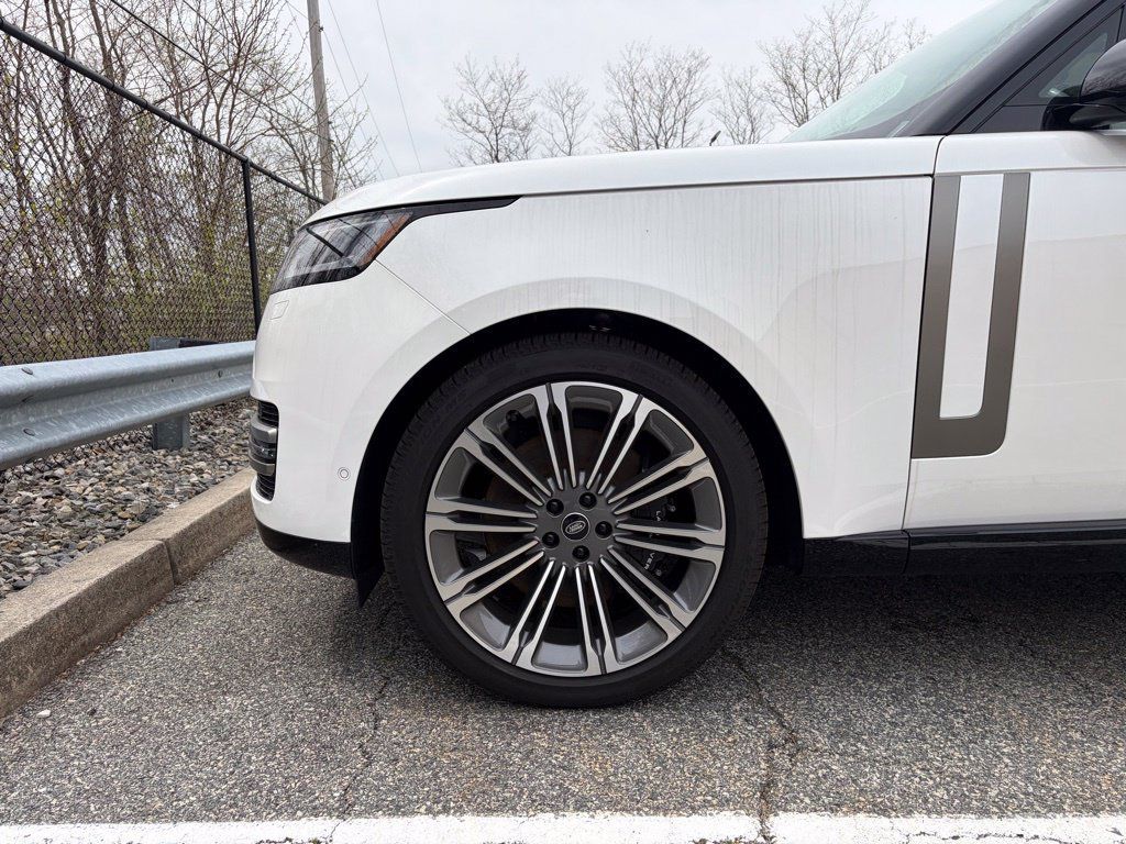 New 2025 Land Rover Range Rover SE AWD/4WD image 9