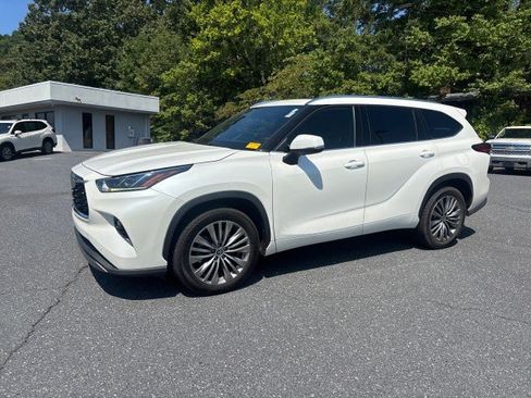 Used 2021 Toyota Highlander Platinum FWD image 2