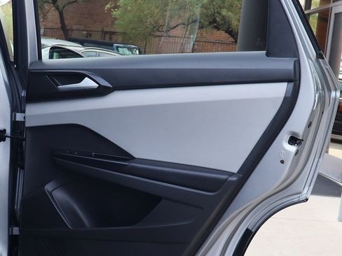 Used 2022 Volkswagen Taos SE w/ Panoramic Sunroof Package image 26