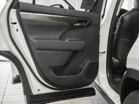New 2026 Toyota Highlander Platinum image 43