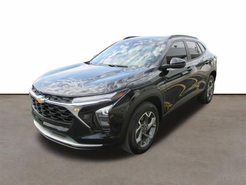 Used 2024 Chevrolet Trax LT w/ Sunroof Package image 7