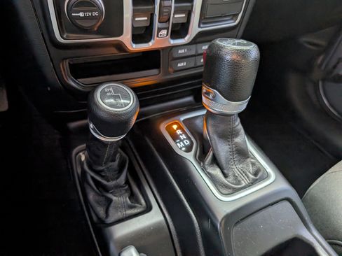 Used 2018 Jeep Wrangler Unlimited Sport S image 11