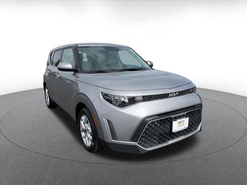 Used 2025 Kia Soul LX w/ LX Technology Package FWD image 3