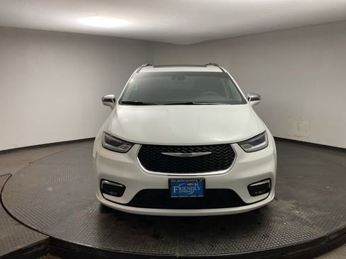Used 2022 Chrysler Pacifica Limited image 2