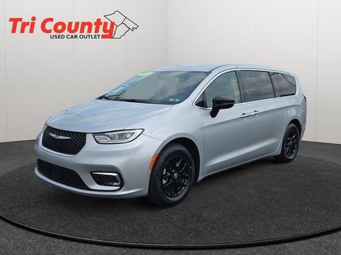 Used 2024 Chrysler Pacifica Touring-L FWD image 3