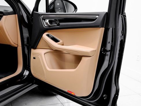 Used 2025 Porsche Macan image 48