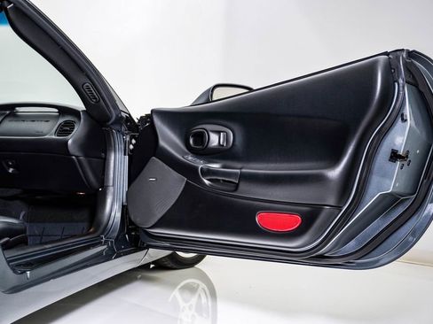 Used 2003 Chevrolet Corvette Coupe w/ Preferred Equipment Group RWD image 19