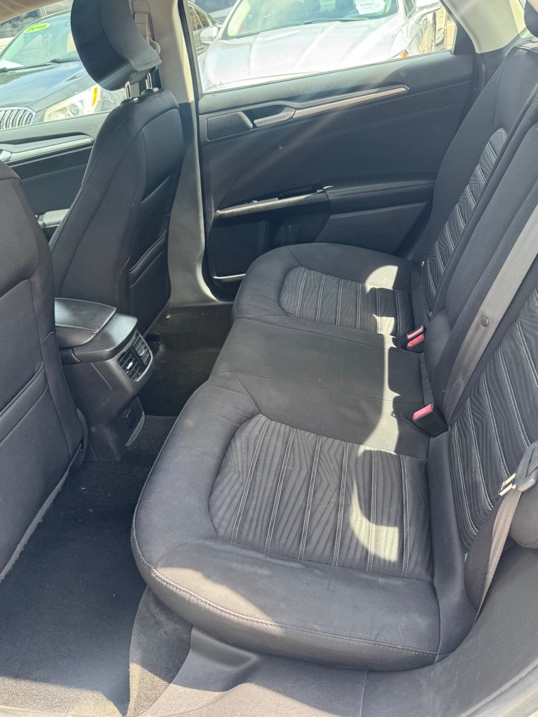 Used 2016 Ford Fusion SE FWD image 9